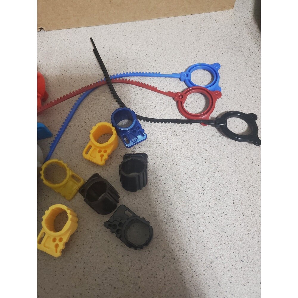 Lot Of Beyblade 21 Accessories - Beyblade, 3 Cords,  9 Launchers and  8 Wrenches - Picture 4 of 4